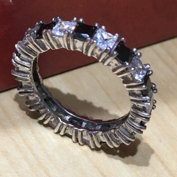 Jewelry - Elegant Ring with Black & Clear CZ stones 💎