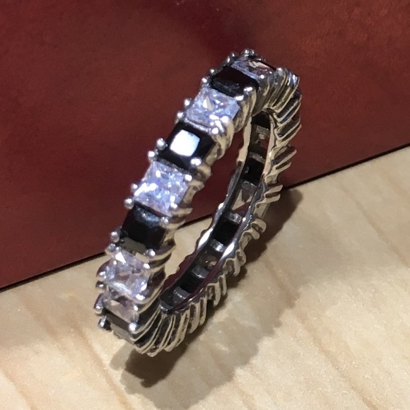 Elegant Ring with Black & Clear CZ stones 💎 - Picture 2 of 3
