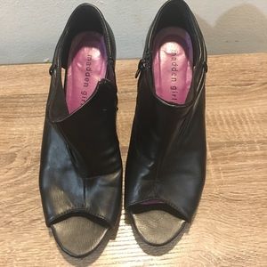 Black leather Steve madden booties