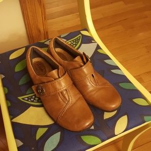 Clarks Artisan soft tan leather flats