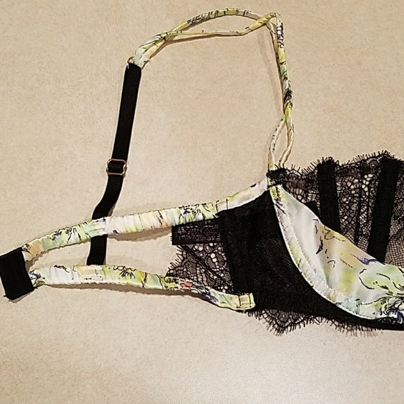 Very Sexy Victoria's Secret Bra 32C - Picture 2 of 4