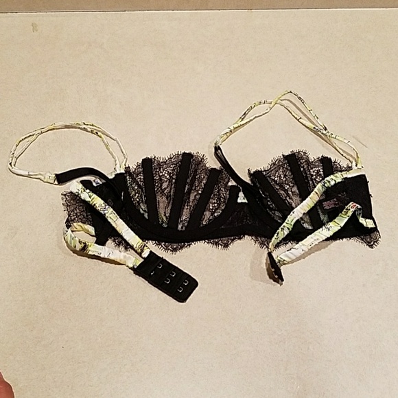 Very Sexy Victoria's Secret Bra 32C - Picture 3 of 4