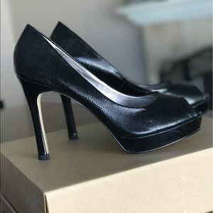 ANNE KLEIN PEEP TOE HEELS