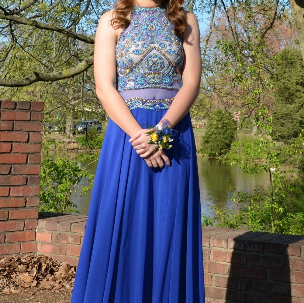 Beautiful long halterneck prom dress 💄👠💙