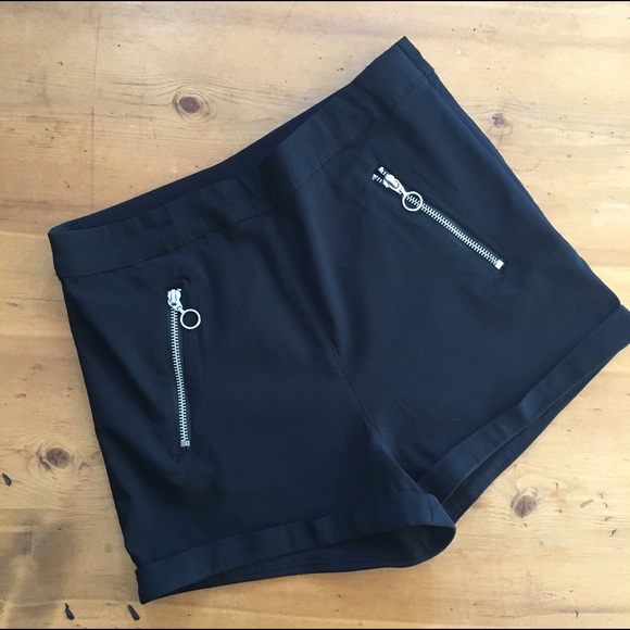 H&M Pants - H&M Black Shorts ❤️HOST PICK❤️❤️Wardrobe PARTY