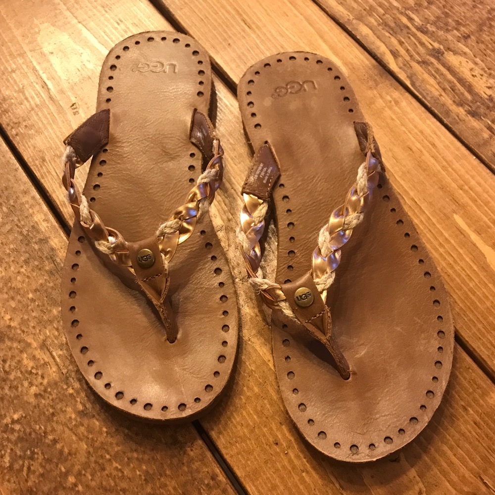 ✨UGG flip flops✨