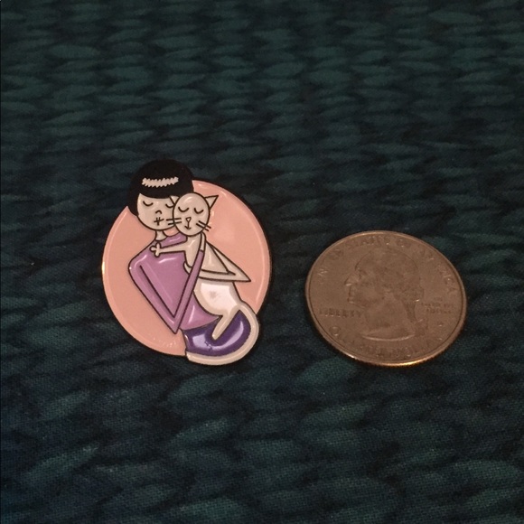 Super Cute Cat Hug Pin - Picture 2 of 3