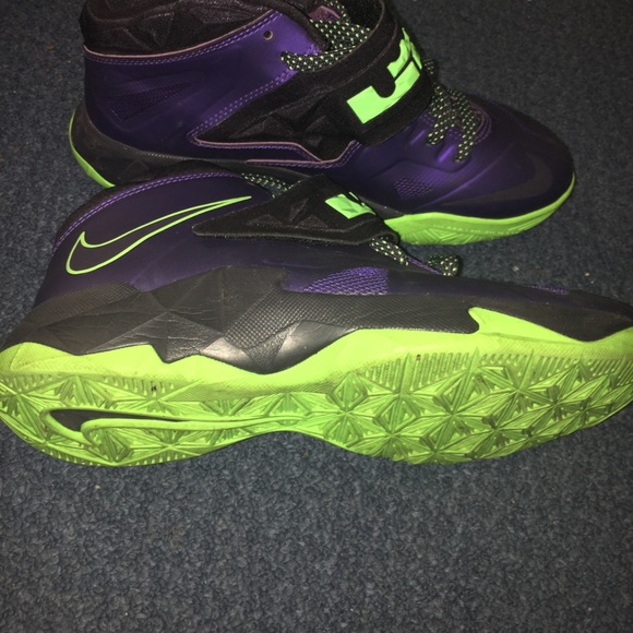 Purple nikes 💜💚 worn a few times size 6 - Picture 2 of 3