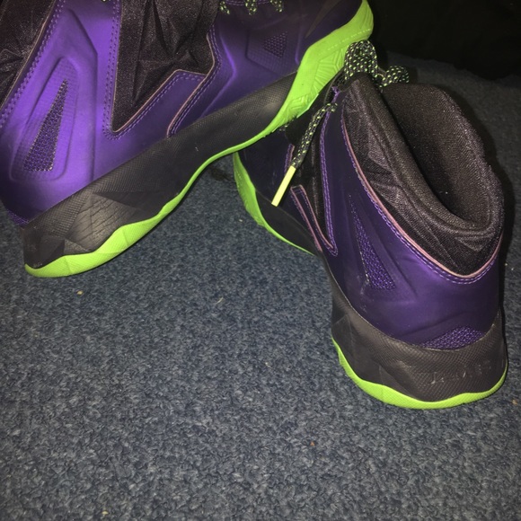 Purple nikes 💜💚 worn a few times size 6 - Picture 3 of 3