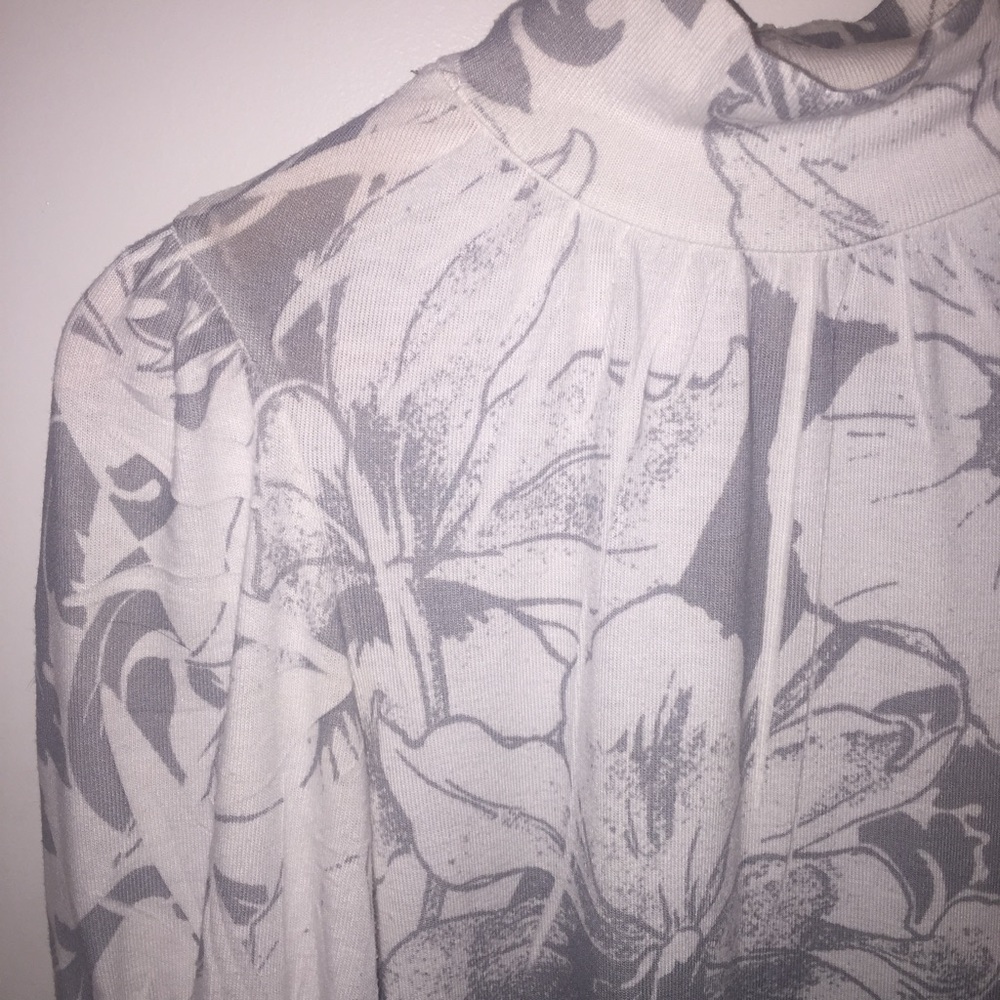 ✨SALE✨Lipstick Boutique Turtleneck Floral Top