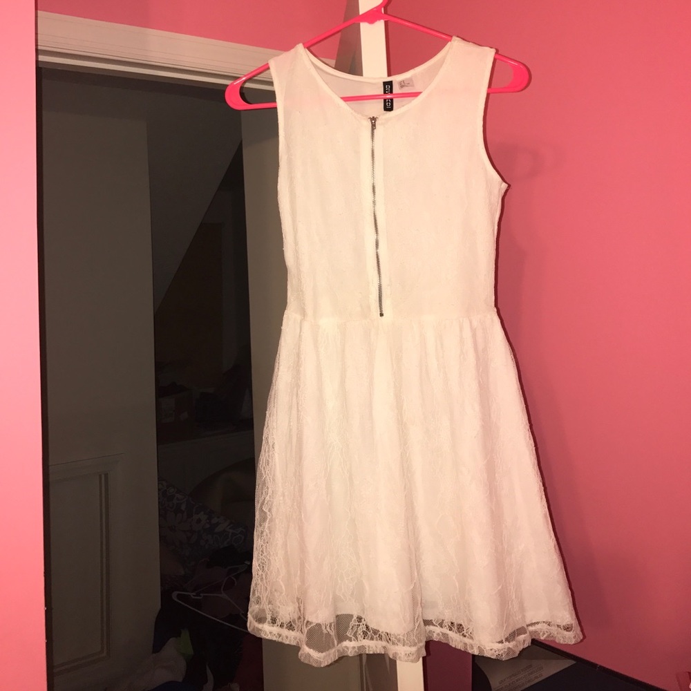 Lace dress with zipped up the front