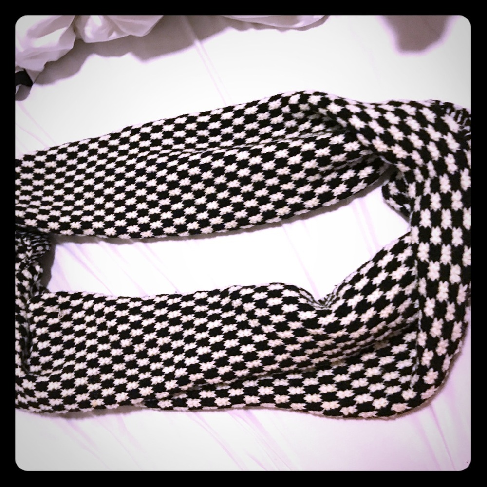 Minkpink OS black and white chevron loop scarf $10