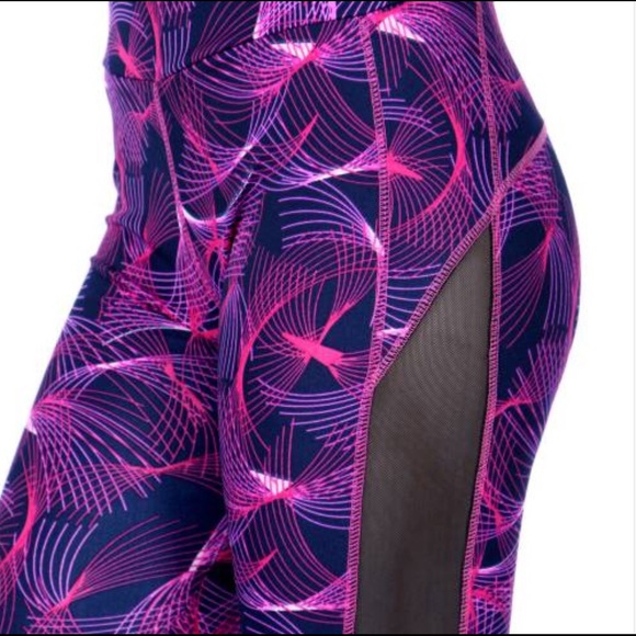 Side Mesh Capri Activewear Leggings - Picture 5 of 6
