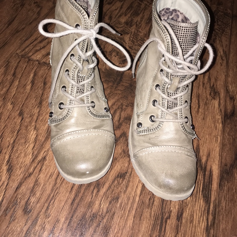 Grey army boots with zipper detailing