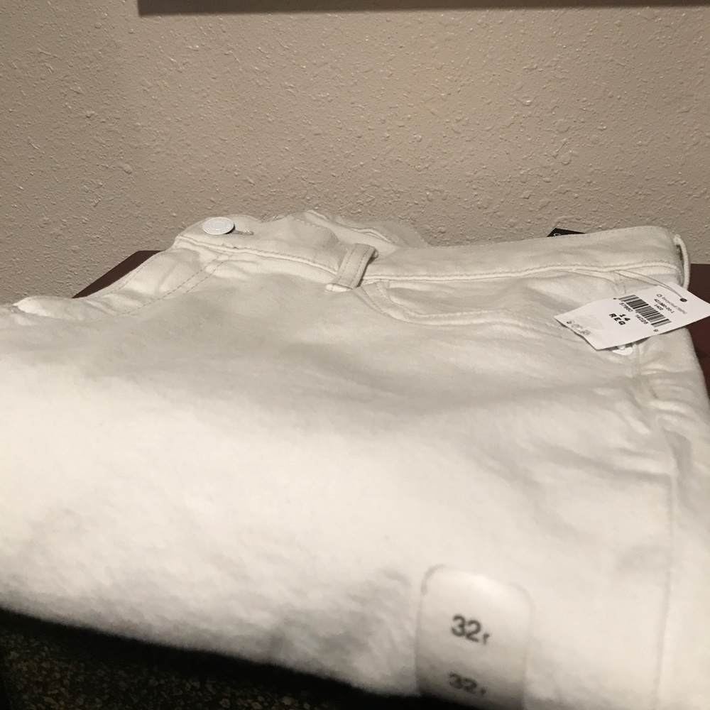 Gap off white denim girlfriend cropped jeans