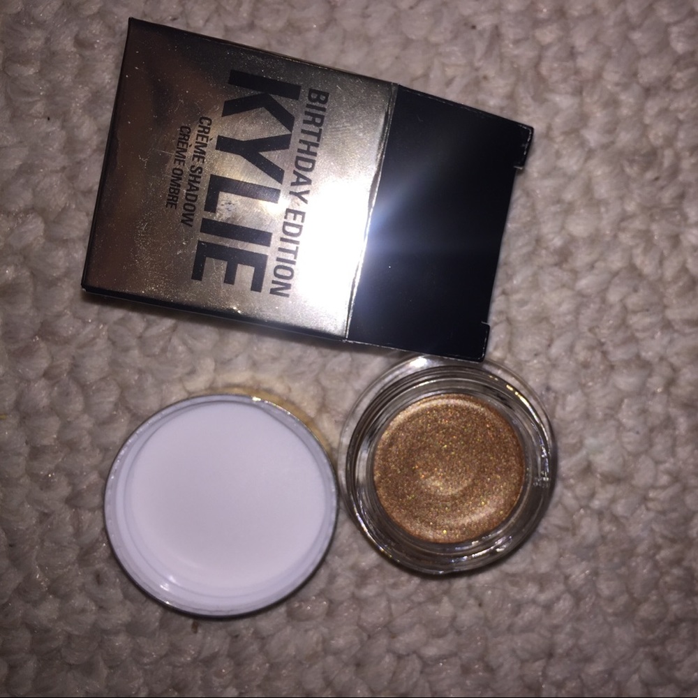 SOLD 🔴🔴🔴 Kylie Birthday Edition Creme Shadow