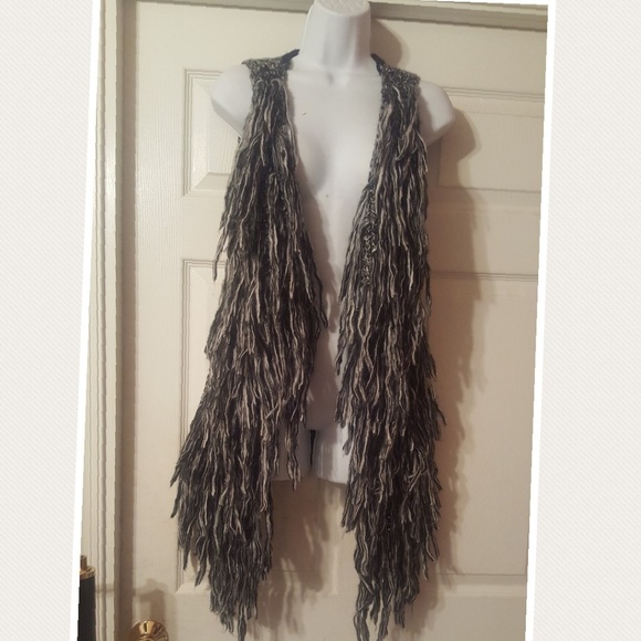 Cute shaggy fur vest.Great with jeans&a ttee shirt - Picture 2 of 5