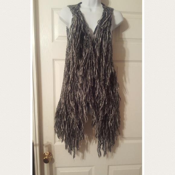 Cute shaggy fur vest.Great with jeans&a ttee shirt - Picture 3 of 5