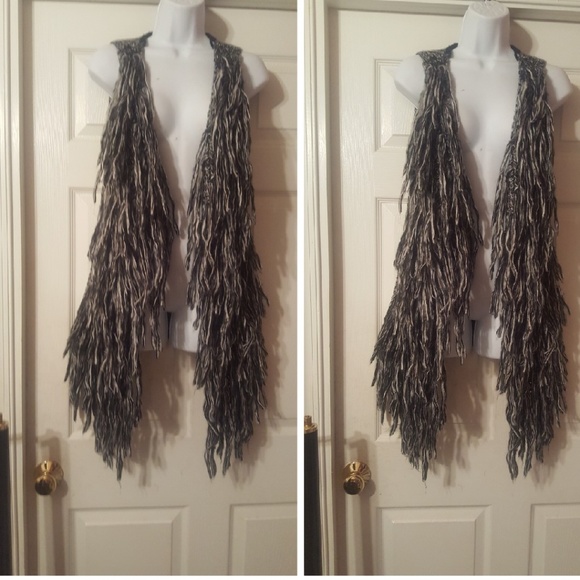 Cute shaggy fur vest.Great with jeans&a ttee shirt - Picture 4 of 5