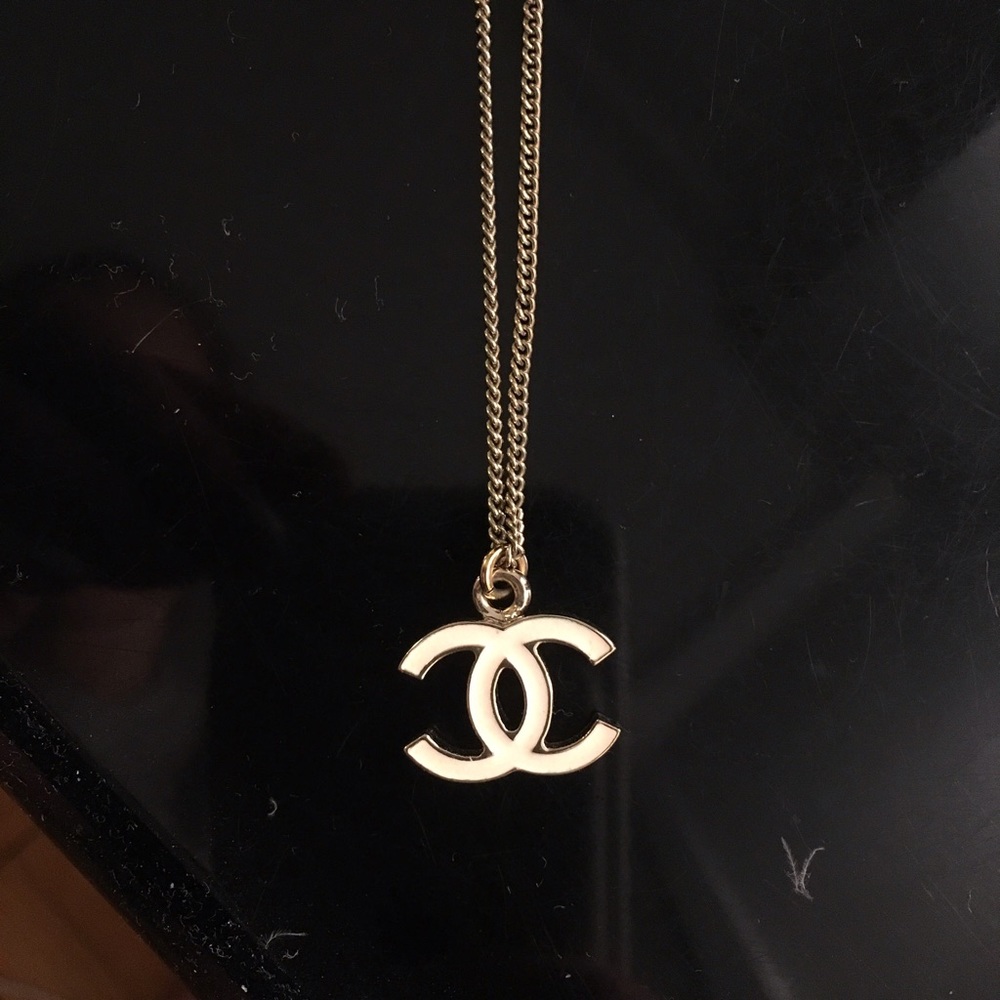 AUTHENTIC Chanel enamel necklace - white