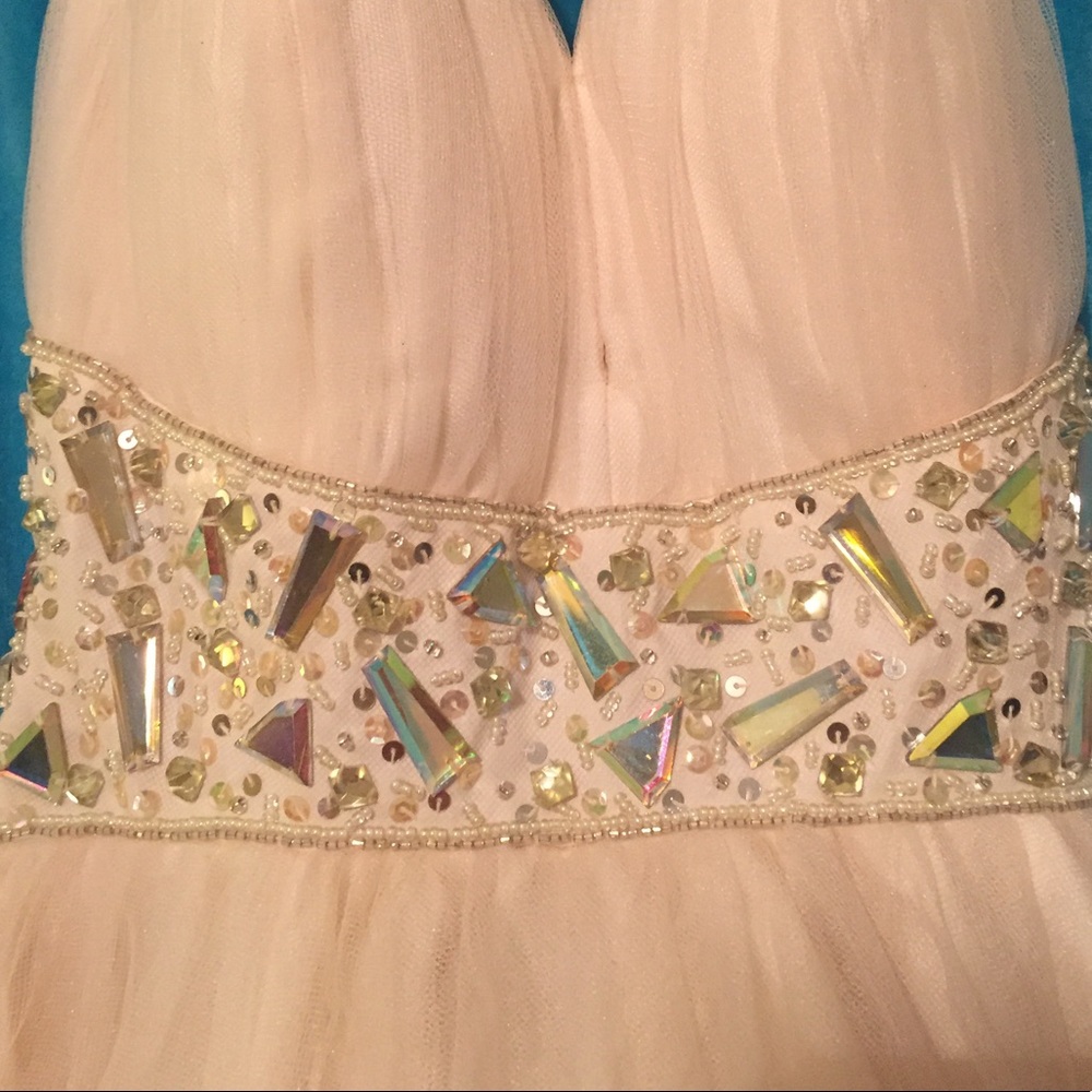 A cocktail dress - Picture 3 of 6