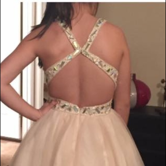 A cocktail dress - Picture 2 of 6