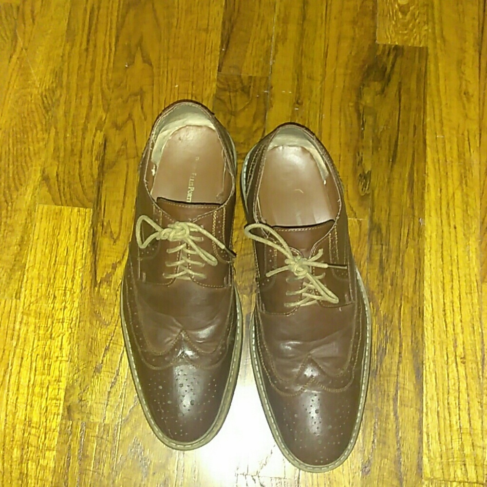 Men dressing shoes