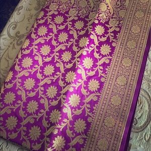 MAGENTA AND GOLD BANARASI SAREE. BRAND NEW.
