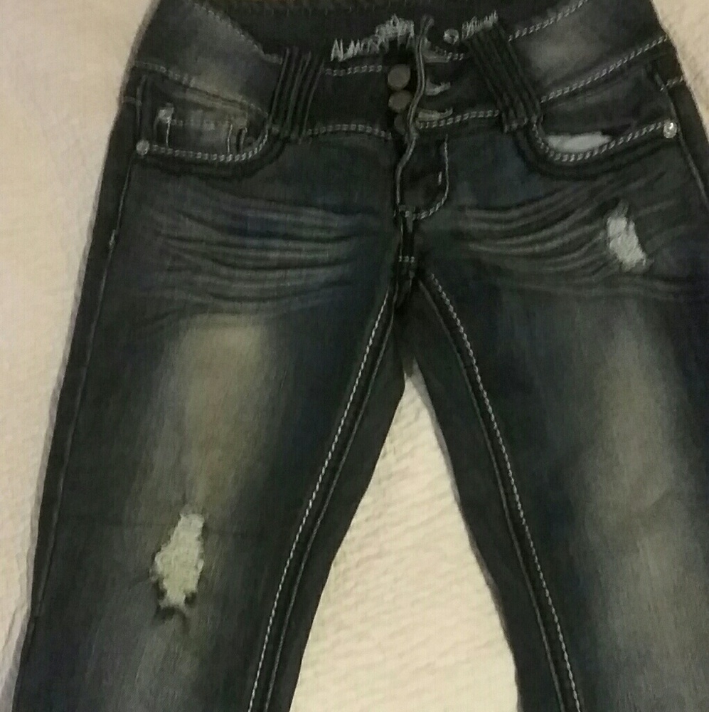 Almost Famous Capri jeans like new!