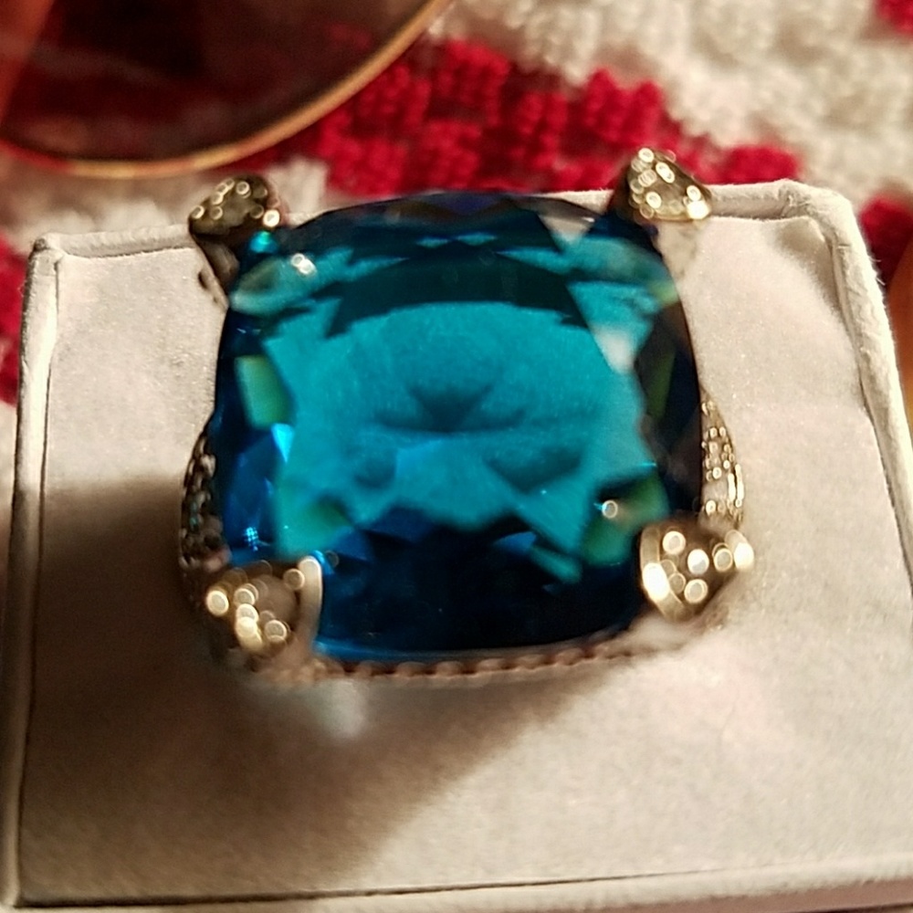Ladies ring gorgeous blue,side settings