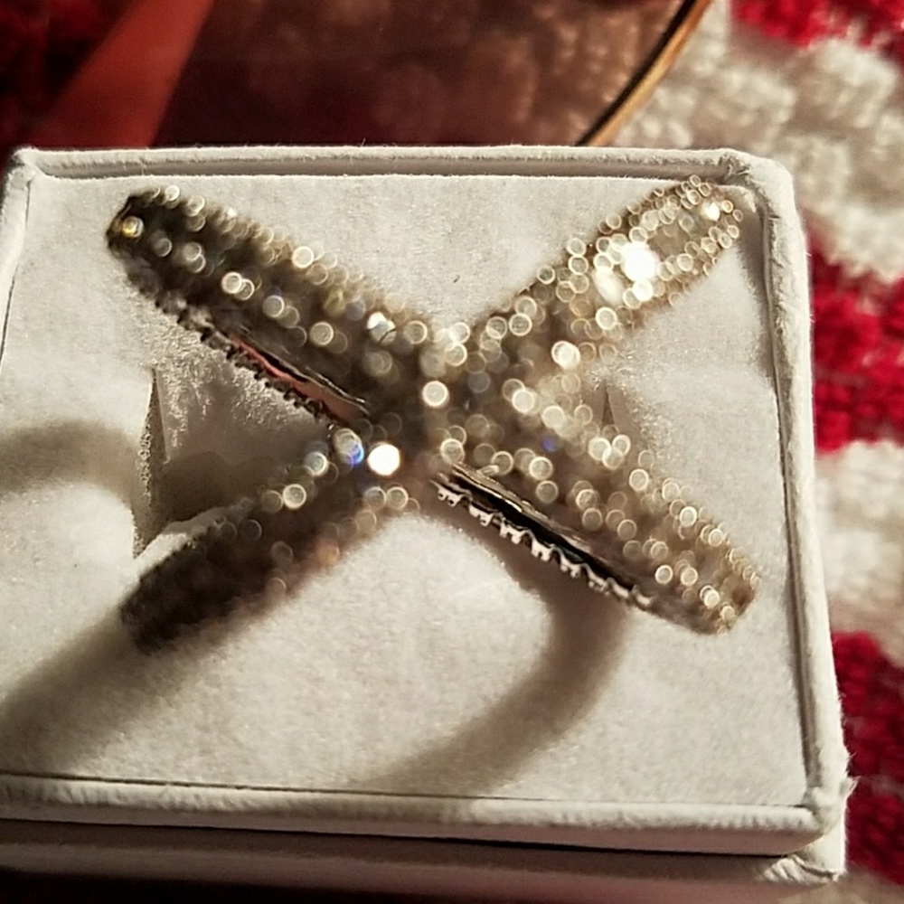 Beautiful criss cross ring