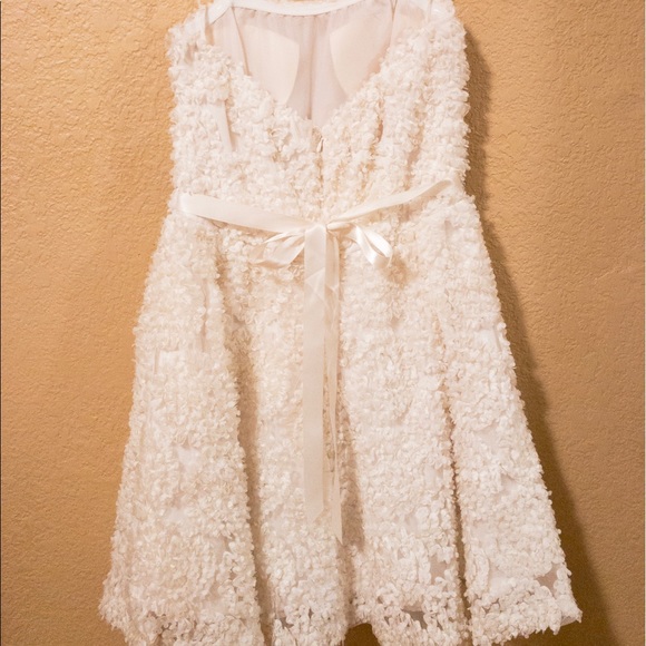 Beautiful white dress - Picture 2 of 4