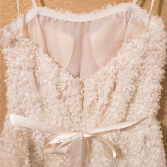 Beautiful white dress - Picture 3 of 4