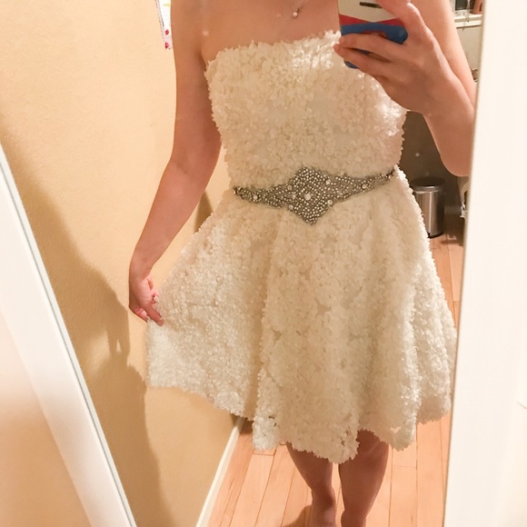 Beautiful white dress - Picture 4 of 4