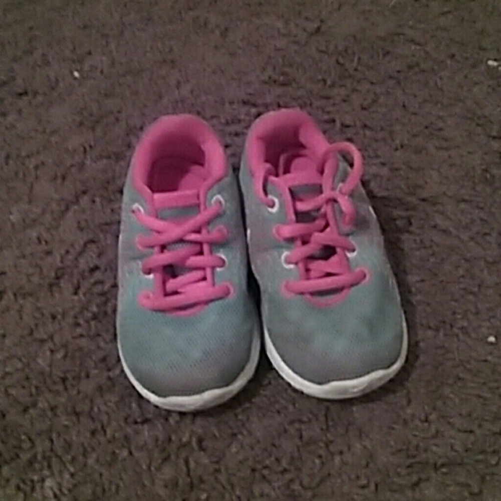 Nikes - Picture 2 of 3