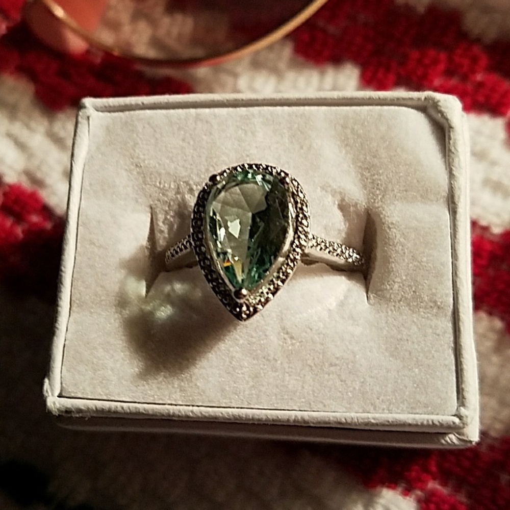 Pear shaped ladies ring