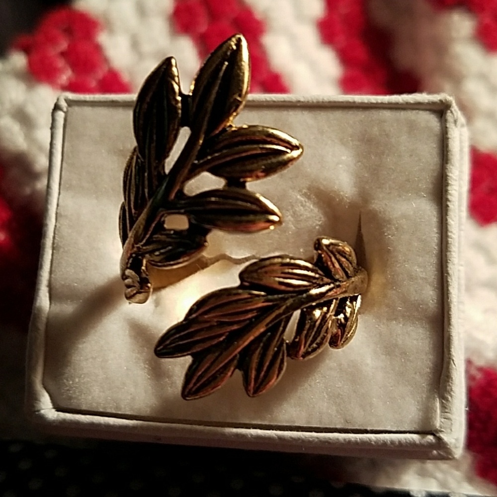 Ladies adjustable leaf ring