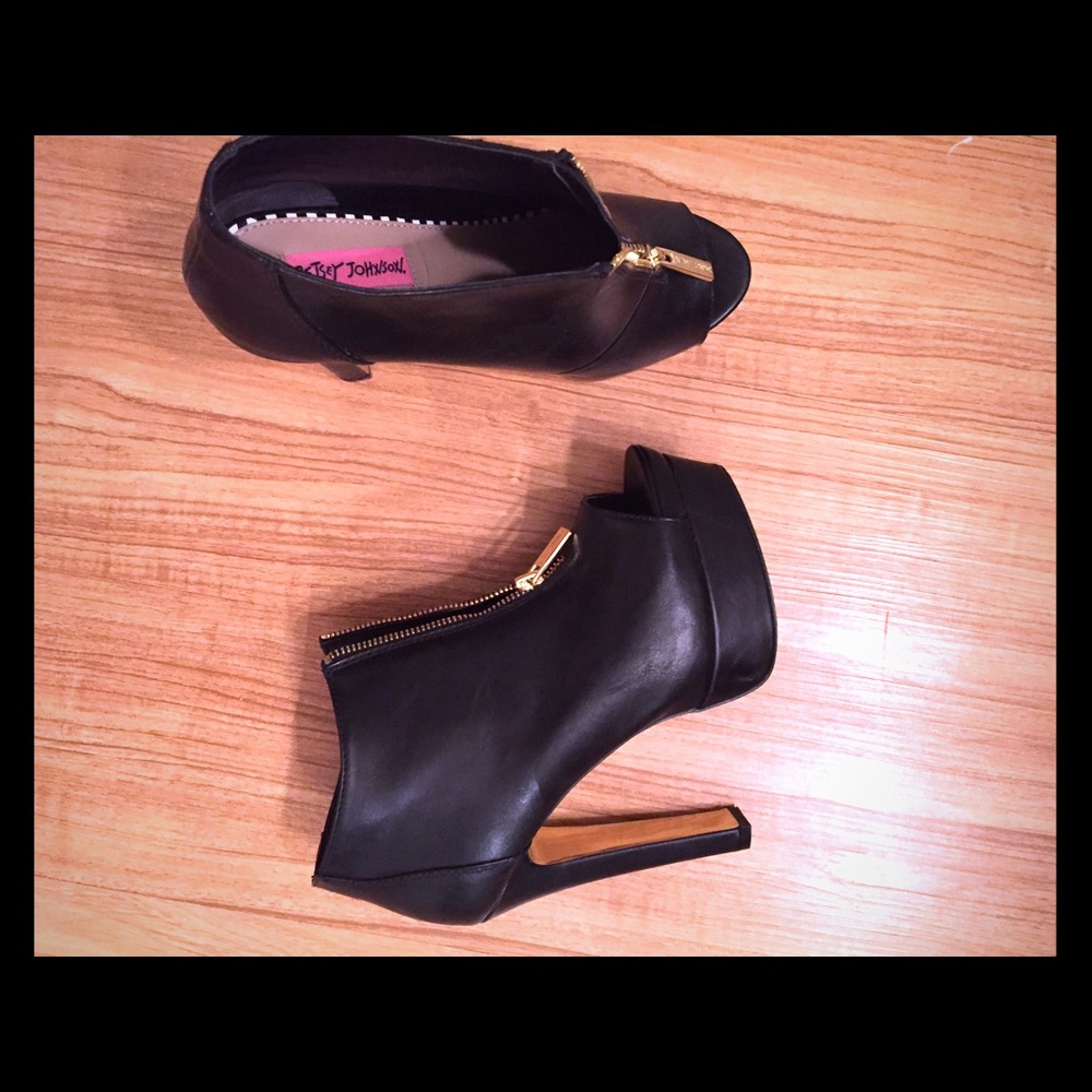 Betsy Johnson peep toe bootie, size 8-8.5