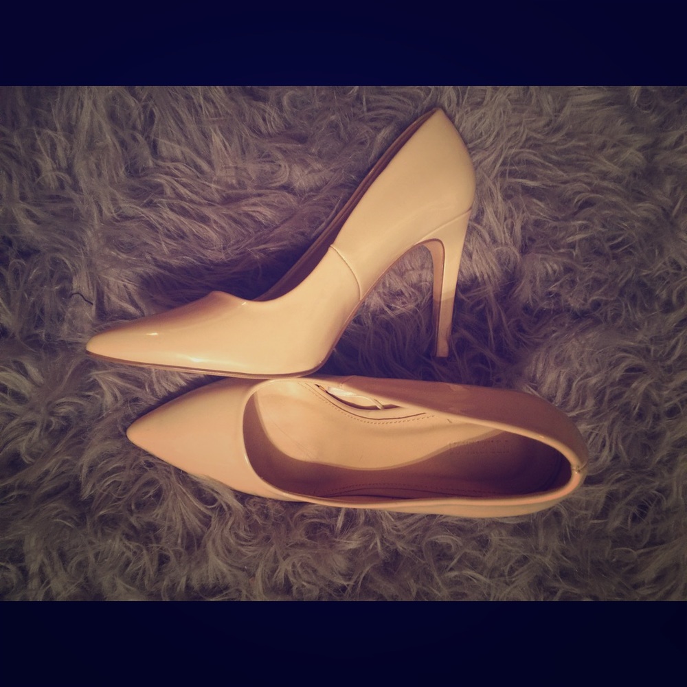 Nude pumps