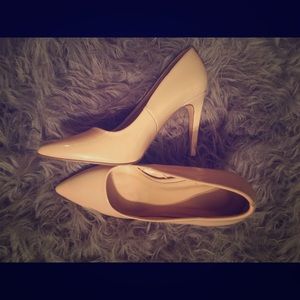Nude pumps
