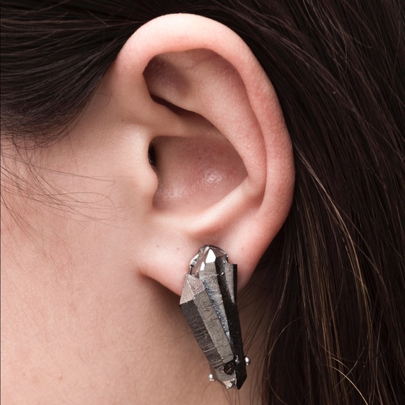 FLASH SALE❣️✨acid wash raw quartz earrings✨ - Picture 2 of 2