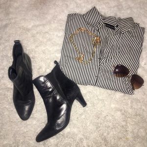 Blouse, booties and necklace.