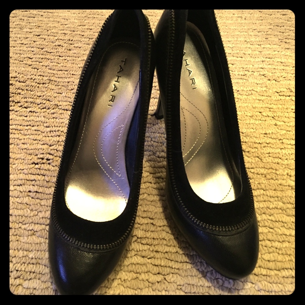 TAHARI black leather/suede pumps w/zipper accent