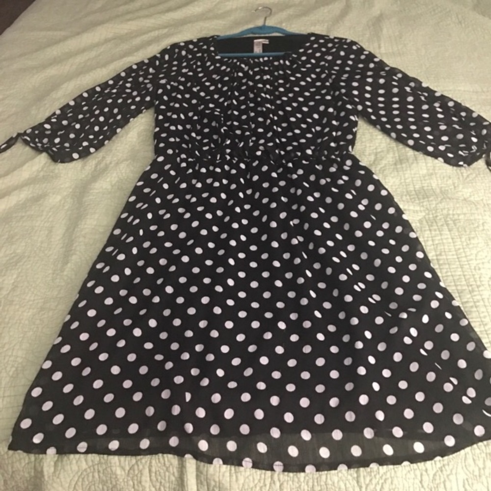 Retro polka dot dress with keyhole sleeves