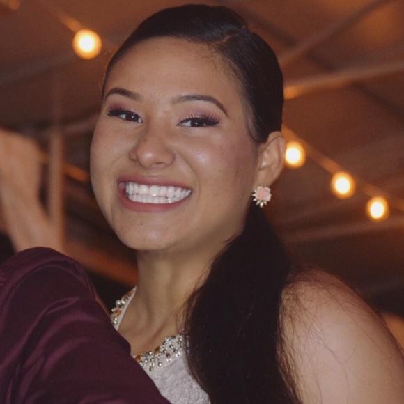 Meet your posher! Hablo español 😁 - Picture 1 of 2