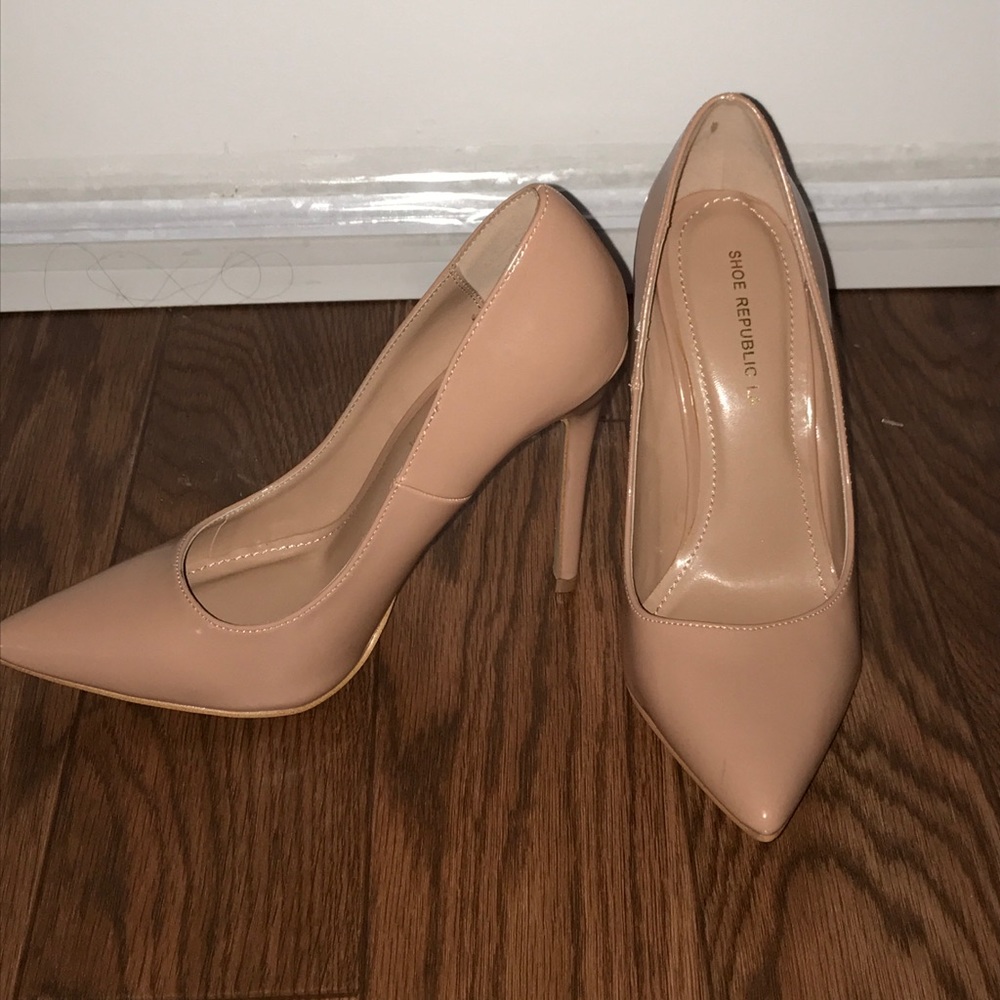 Nude pumps