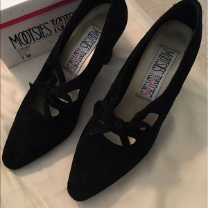 Mootsies Tootsies black suede pumps with bow sz 7