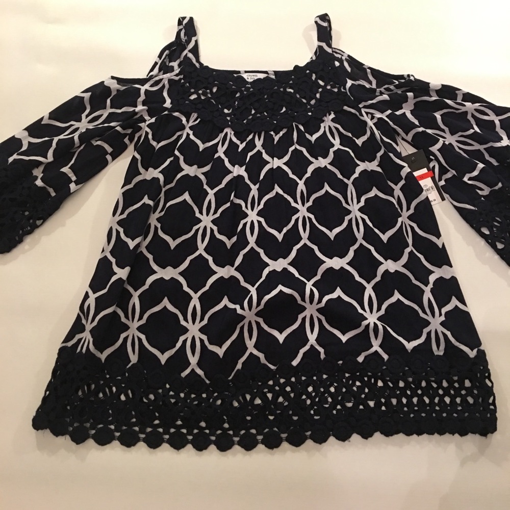 Crown & Ivy shoulder peek top