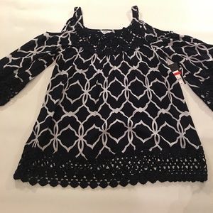 Crown & Ivy shoulder peek top