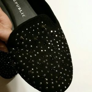 Rock and Republic Glenn studded blk flats EUC 9.5